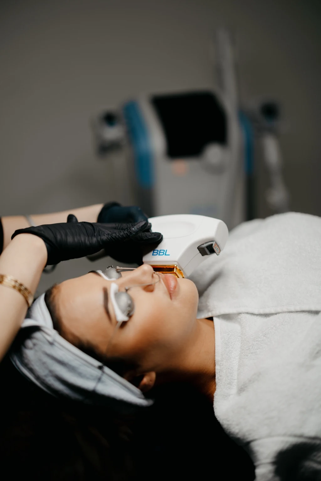 BBL handpiece and treatment at Amsterdam Cosmetic Clinic