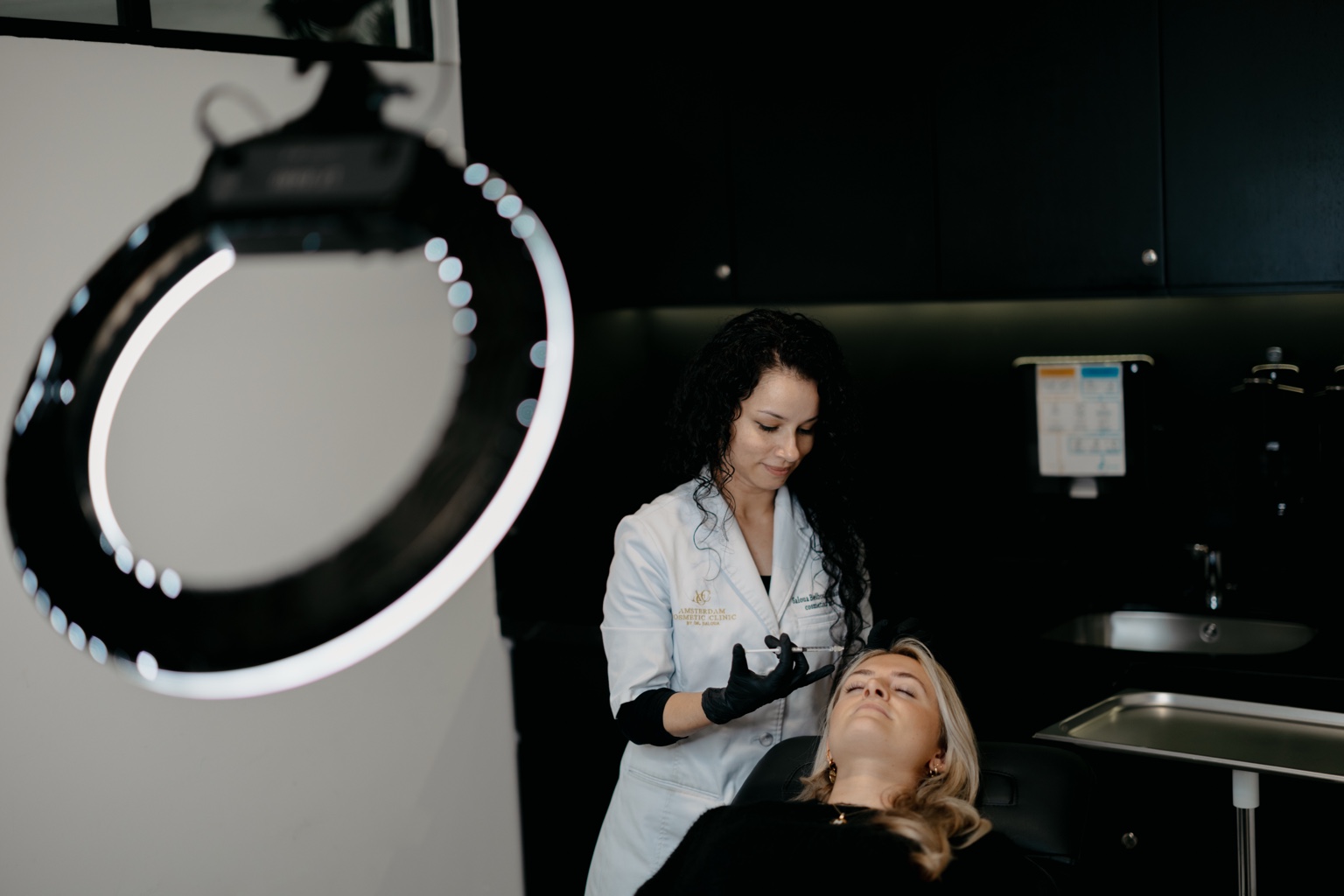 Cosmetisch arts tijdens een injectablebehandeling bij Amsterdam Cosmetic Clinic