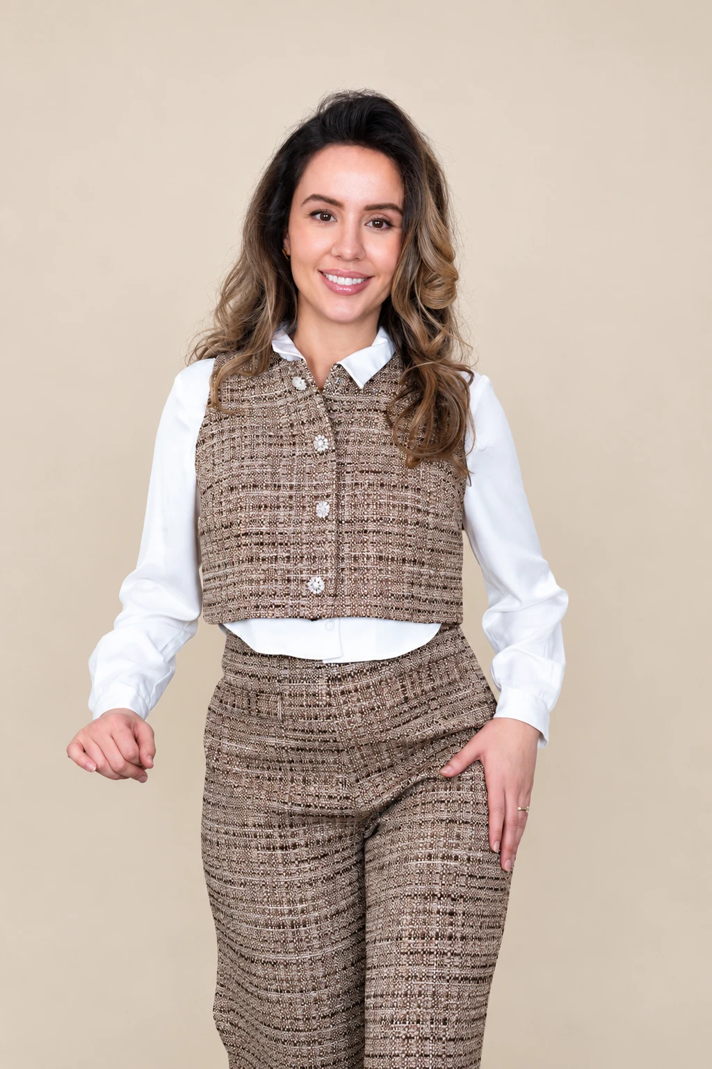 Drs. Saloua Mathurin in beige pak met witte blouse